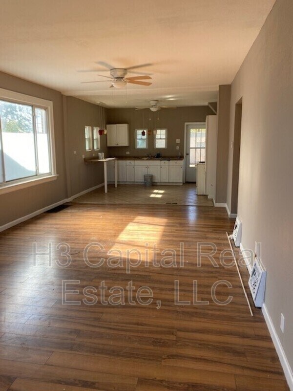 Building Photo - 1025 Iowa St