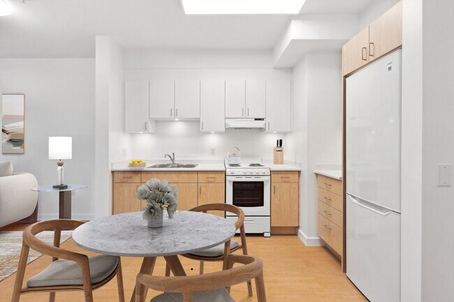 Photo du bâtiment - Dania Gardens Senior 55+ Housing