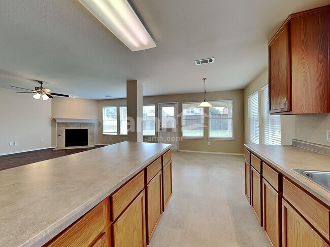 Foto del edificio - 5009 Blackwood Dr