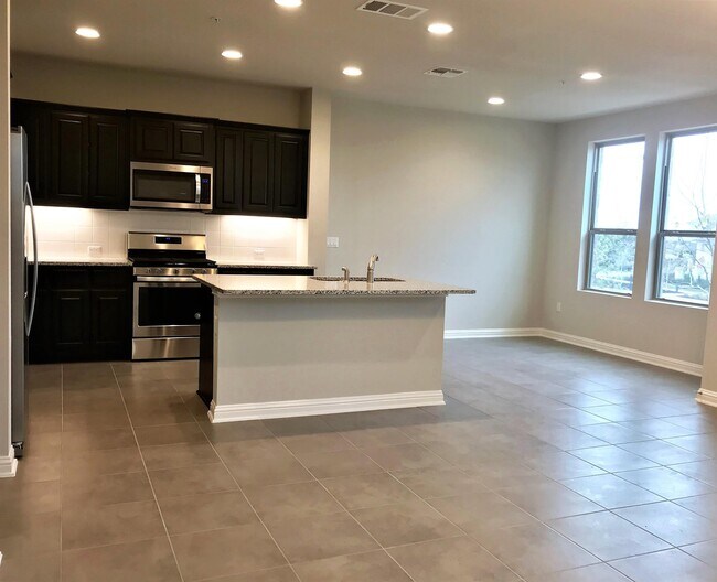 Foto del edificio - 6814 E Riverside Dr