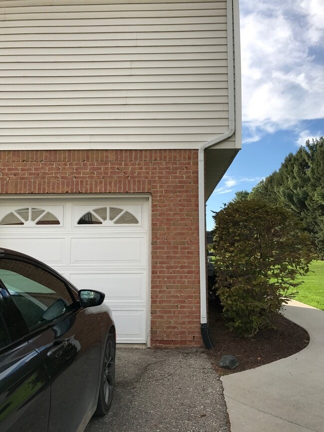 Building Photo - 668 Olde English Cir