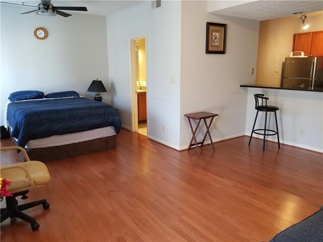 Building Photo - 1250 Parkwood Cir SE