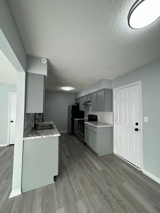 Building Photo - Beautifully Remodeled 2/1 apartment in Par...