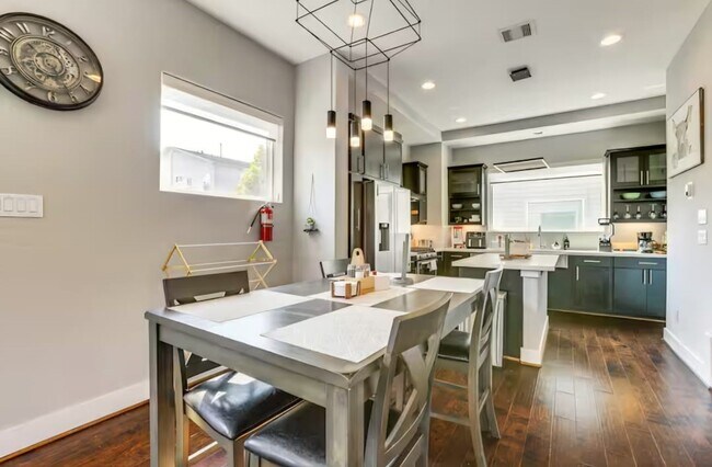 Foto del edificio - 3108 Baer St