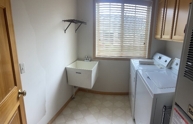 Building Photo - 674 Lake View Dr
