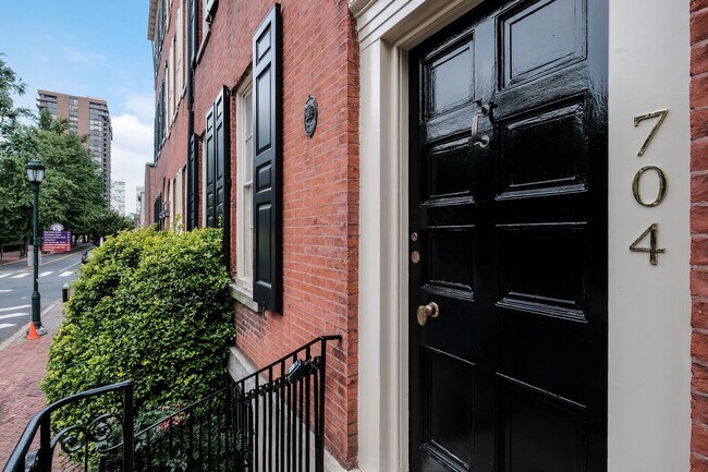 Foto del edificio - 704 S Washington Sq