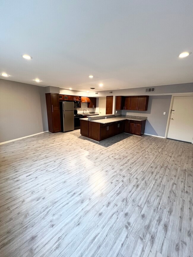 Building Photo - 20301 Shelburne Rd