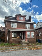 Building Photo - 132 Simpson St