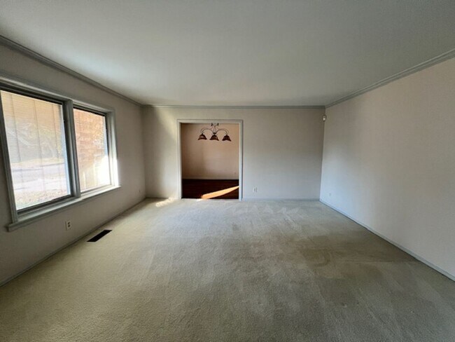 Foto del edificio - Step into this inviting, sunlit home where space and comfort blend seamlessly