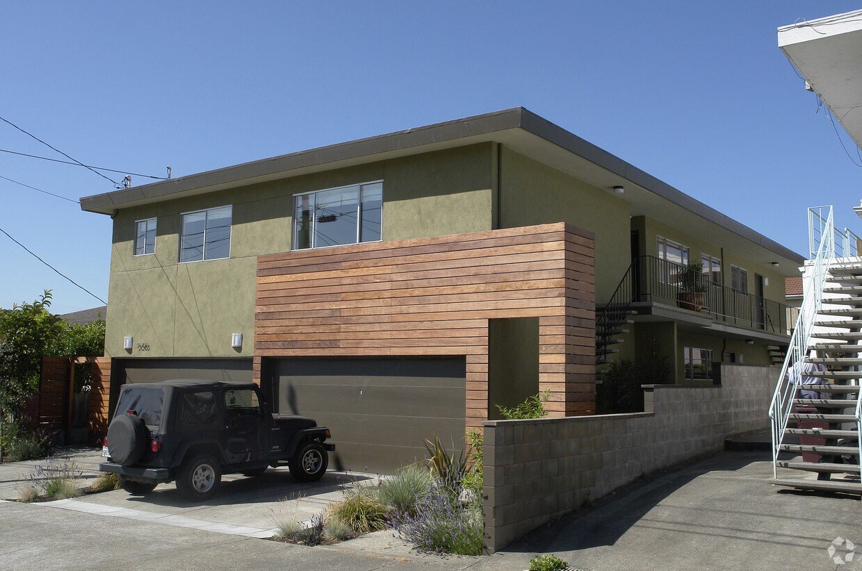 Building Photo - 3065 Kansas St