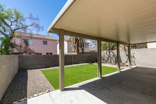Building Photo - Stunning 4 bedroom, 2.5 bathroom