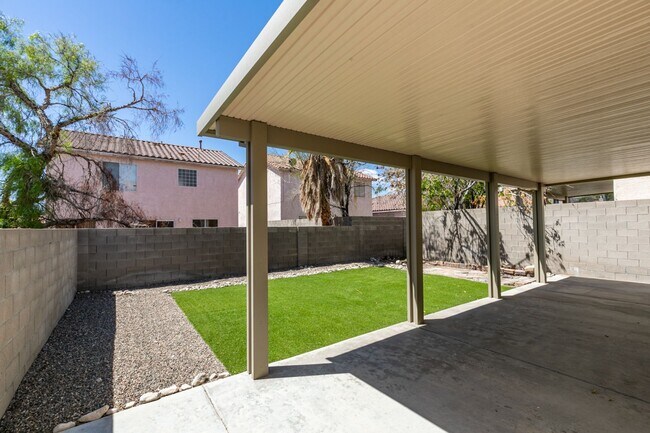 Foto del edificio - Stunning 4 bedroom, 2.5 bathroom