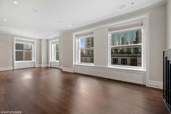 Foto del edificio - 159 E Walton Pl