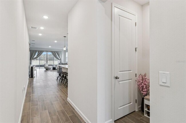 Building Photo - 654 Heritage Sq Dr