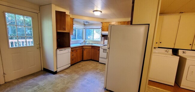 Building Photo - 1534 Grant 5bd/2ba AUGUST