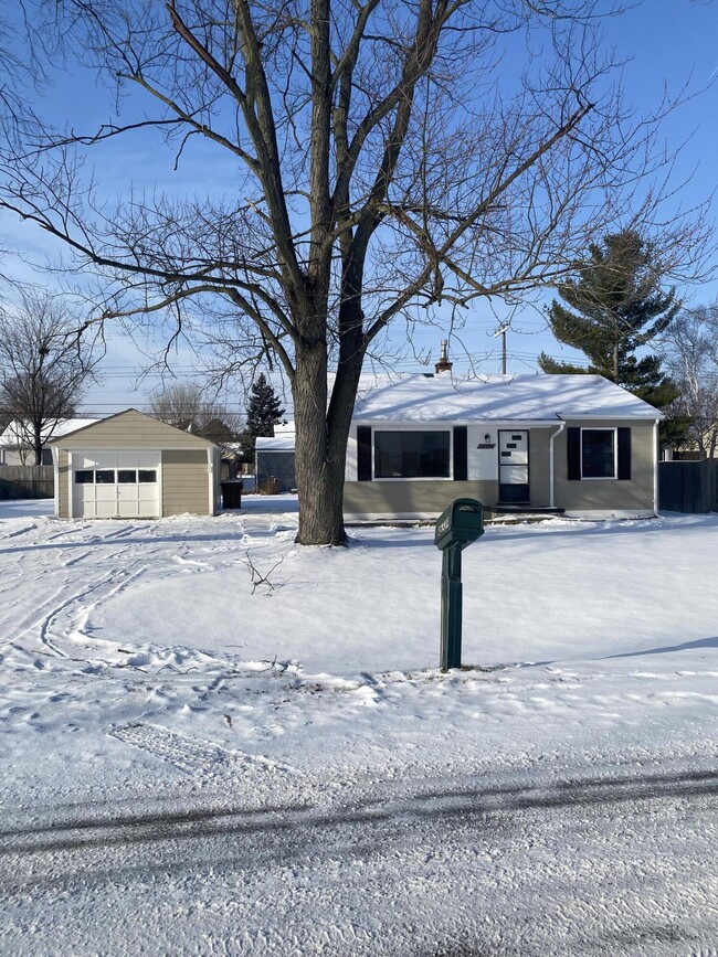 Building Photo - 46589 Huling St