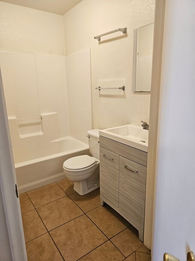 Building Photo - 2BR 2BA Condo ready for move in!