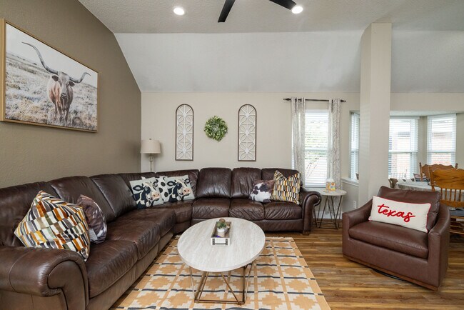 Building Photo - 3410 Los Alamos Ln