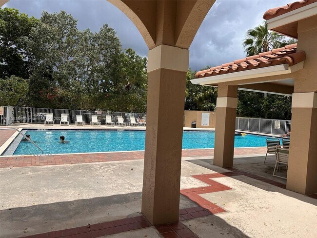 Foto del edificio - 1533 Garden Rd