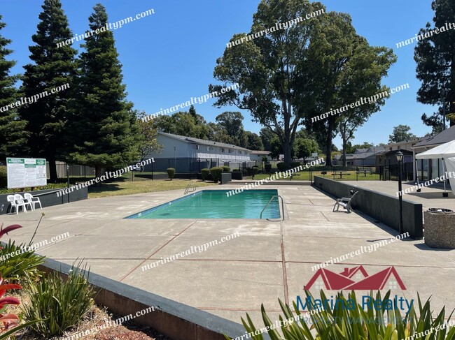 Building Photo - Community Pool, Clubhouse & Picnic Area! Townhouse 2 Bedroom 1.5 Bath