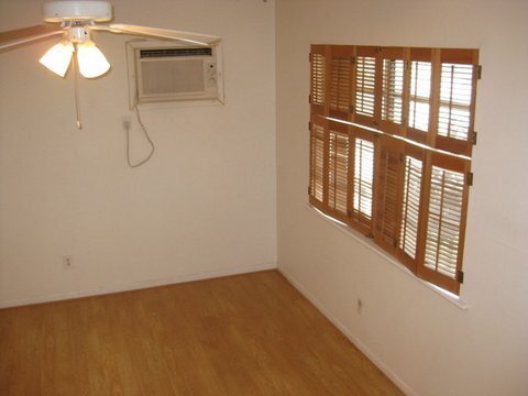Building Photo - Spacious 2/1.5 Townhome in New Town