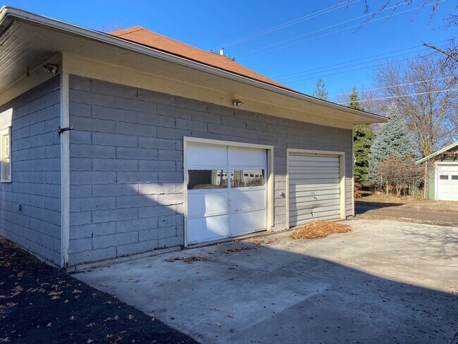 Building Photo - 2 br, 1 bath House - 815 Division Street