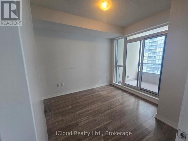 Photo du bâtiment - 4055 Parkside Village Dr