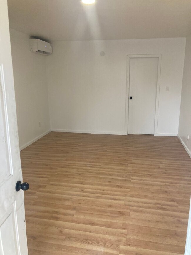 Building Photo - Charming 1BR Apartment - Close to Downtown...