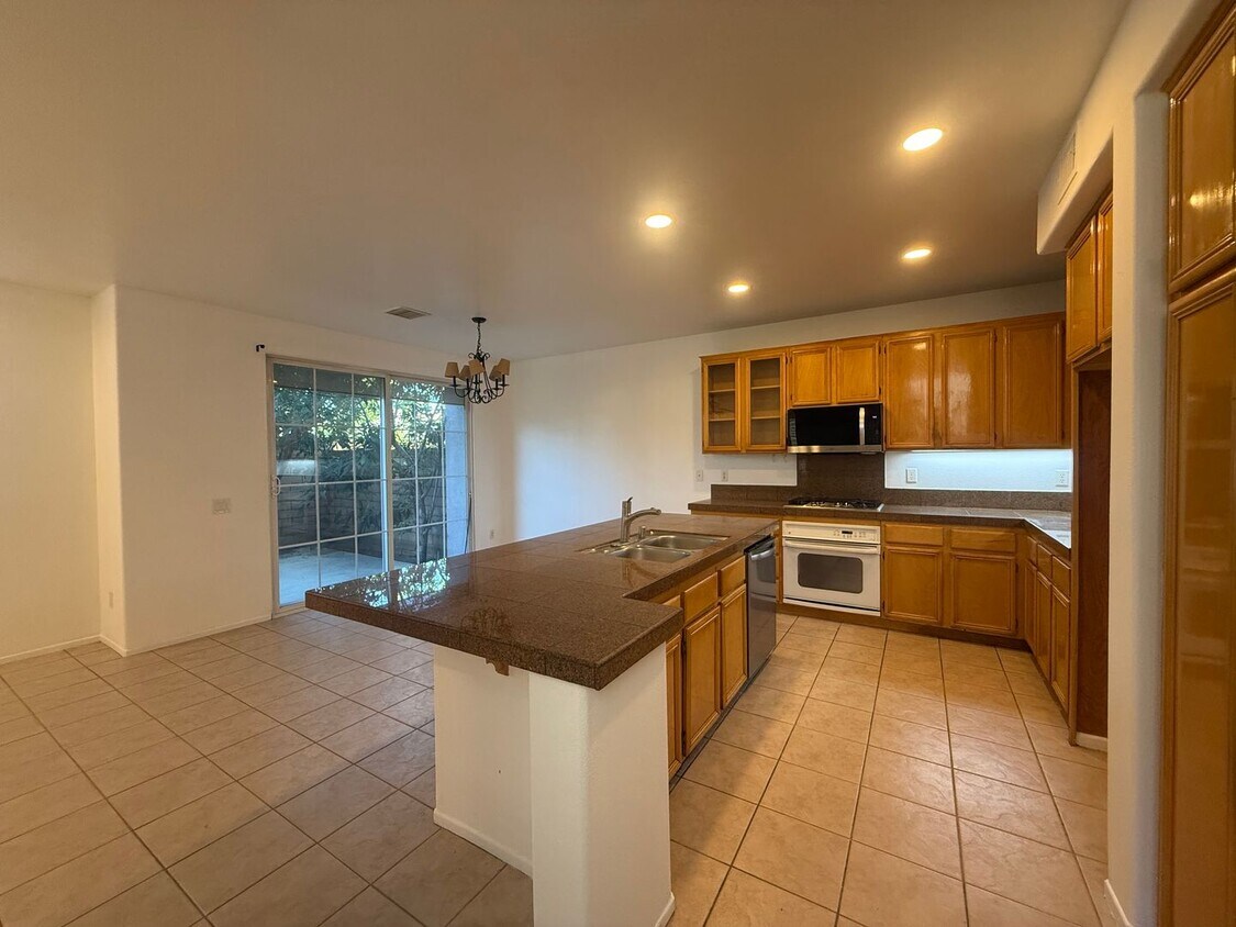 Foto principal - 3 bed, 2 1/2 bath home in East Simi Valley