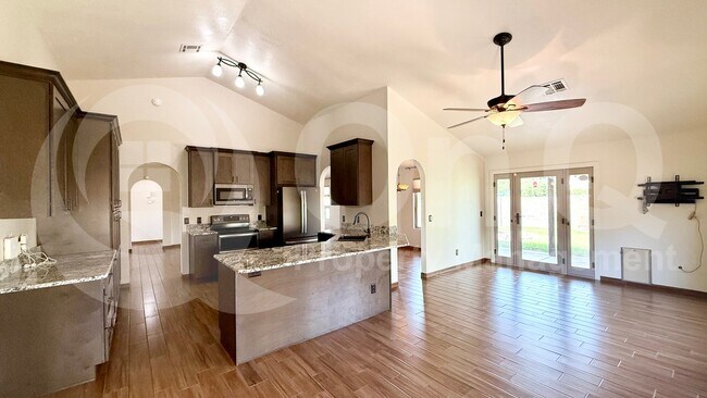 Building Photo - 601 S Kenwood Ln