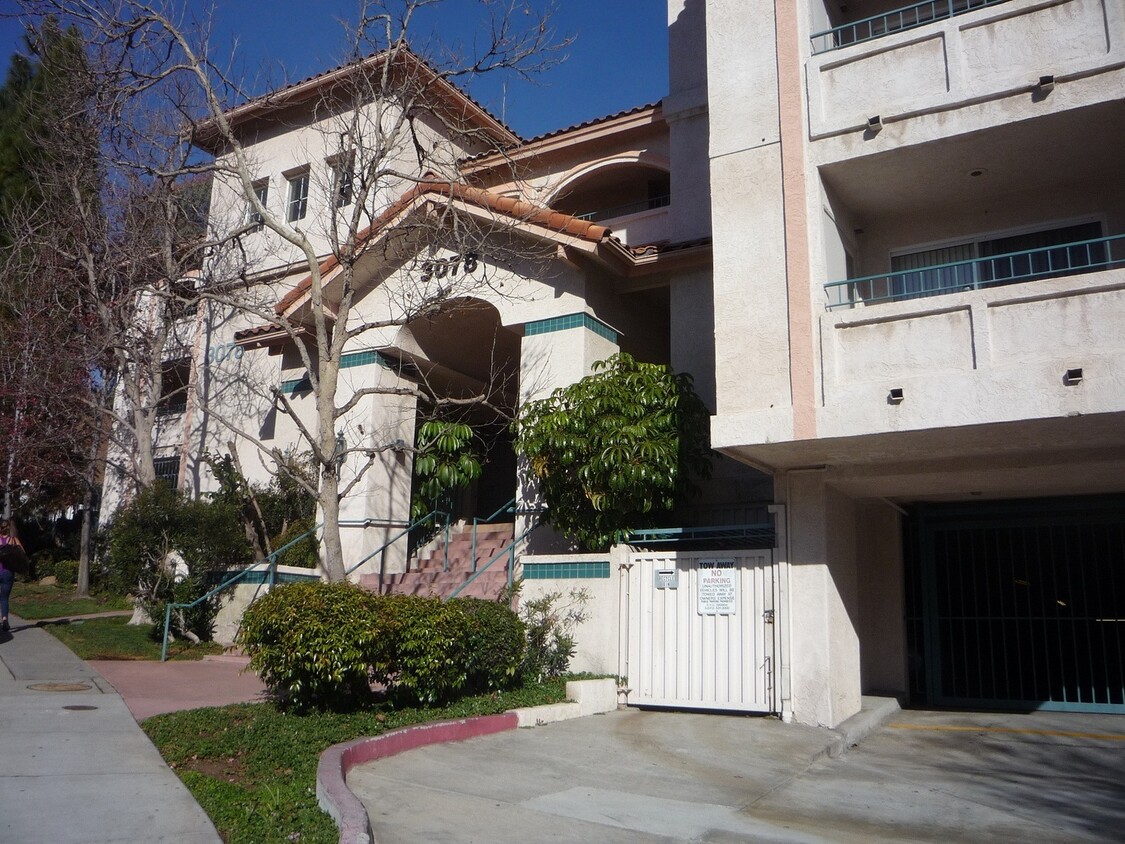 Primary Photo - Bright 1-Bedroom Condo with Balcony, In-Un...