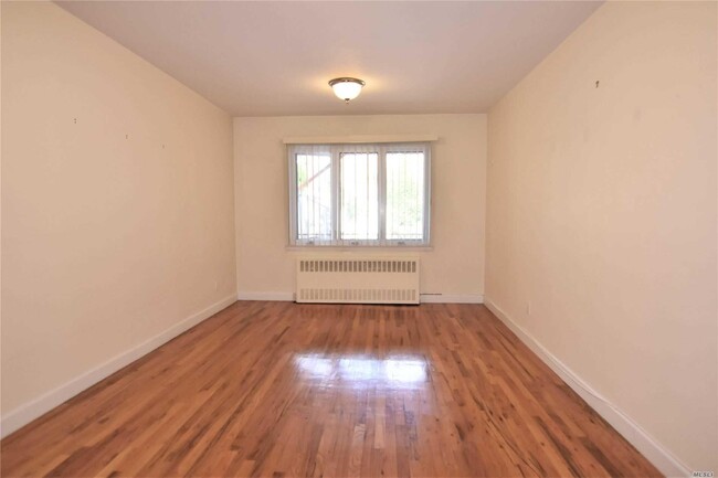 Foto del edificio - 210-15 42nd Ave