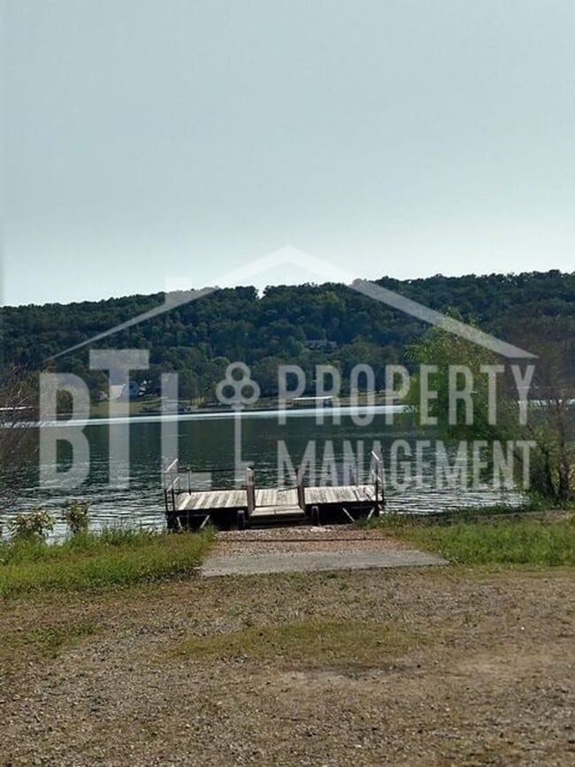 Building Photo - Cozy 1 bedroom Lake condo!!