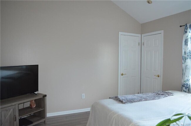 Building Photo - 11 Lilac Dr