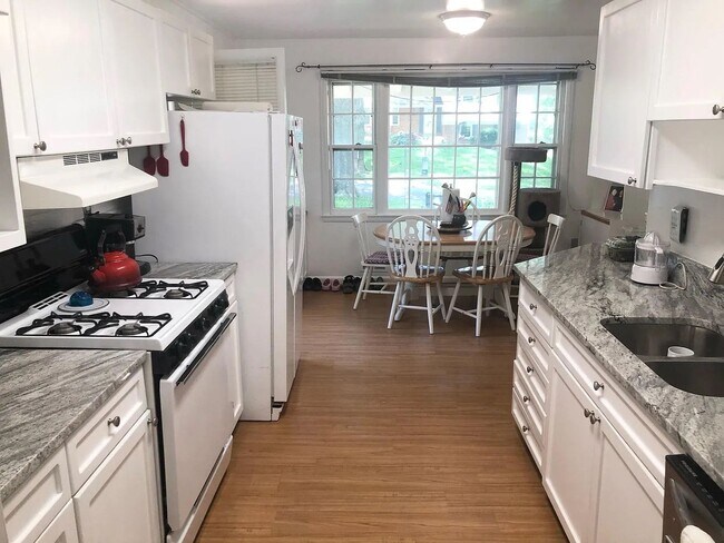 Foto del edificio - Regency Estates 5 BR 3 BA