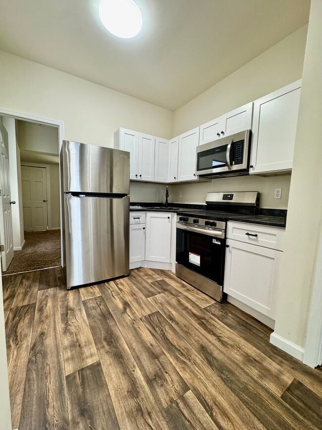 Building Photo - Spacious 4-Bedroom Home with Central Air a...