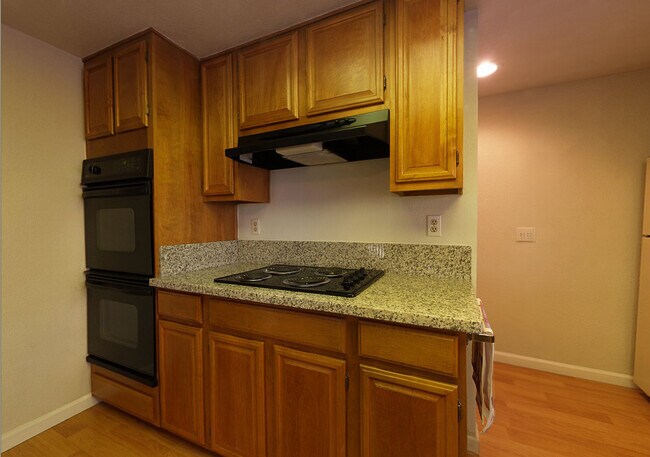 Range - 16120 Loretta Ln