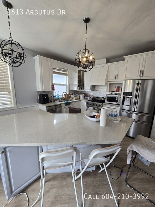 Photo du bâtiment - Spacious Home in Quiet Neighborhood