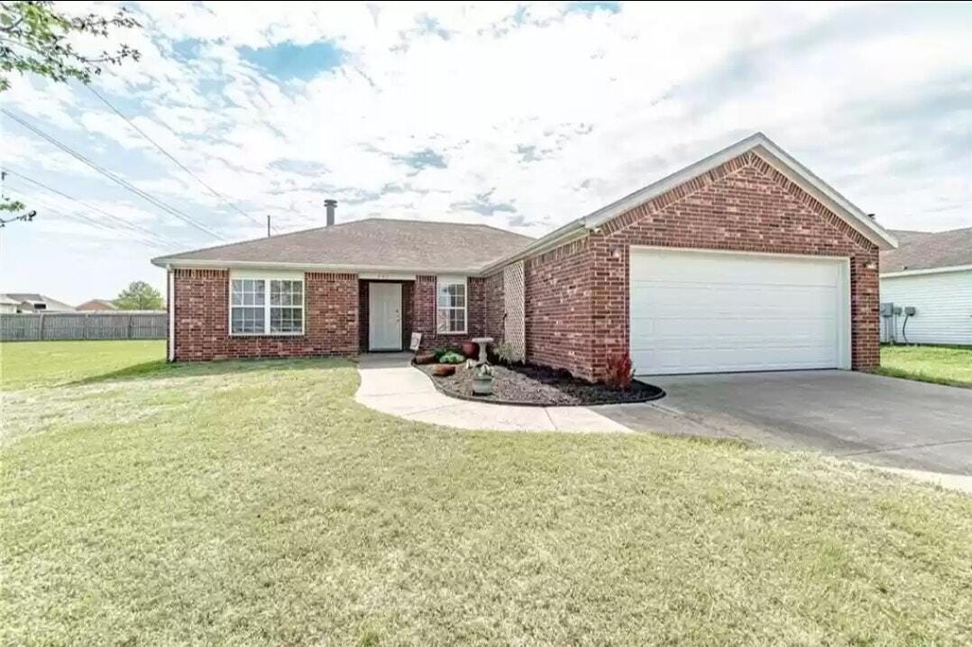 Foto principal - 805 SW Sandrock Rd