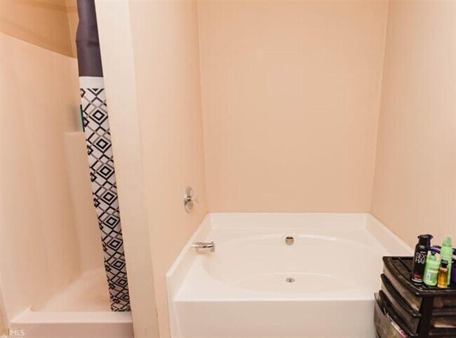 Building Photo - 3 Bedroom 2 bath 2 Car-Garage in Senoia, GA