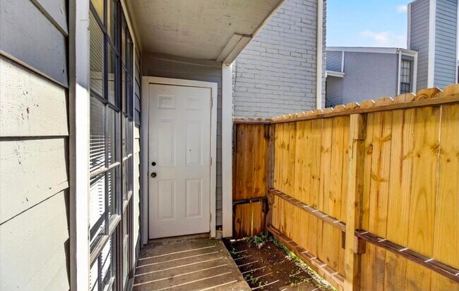 Building Photo - 12500 Sandpiper Dr