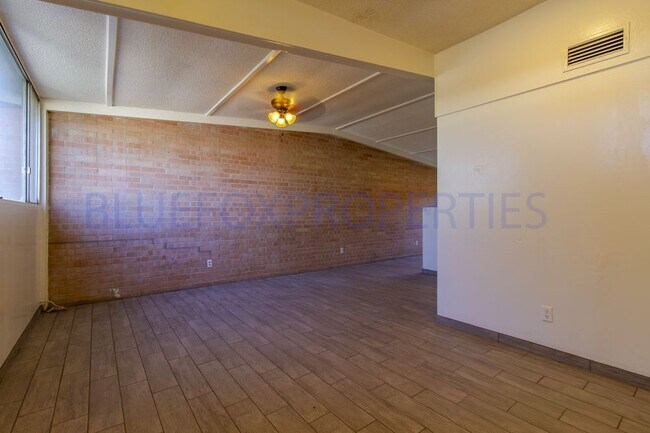 Building Photo - 2 Bed Duplex, REMODELED