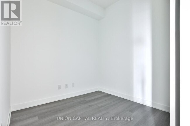 Photo du bâtiment - 8119-A8119 Birchmount Rd