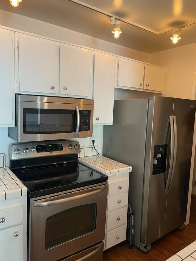 Primary Photo - 8730 Holloway Dr