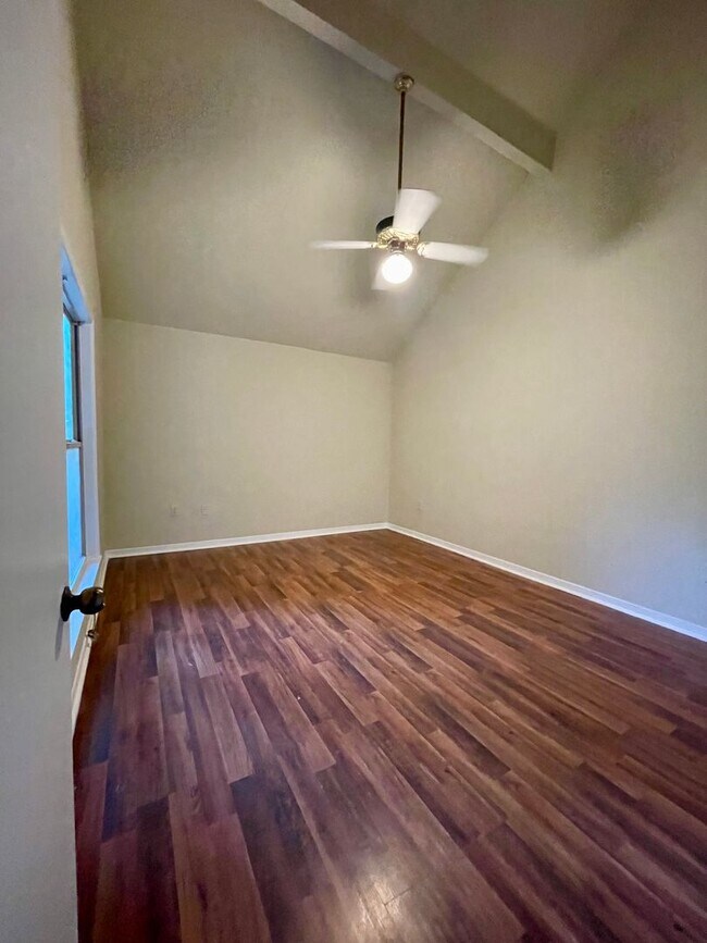 Foto del edificio - Beautiful 3 Bedroom 3 Bathroom Townhome for Rent