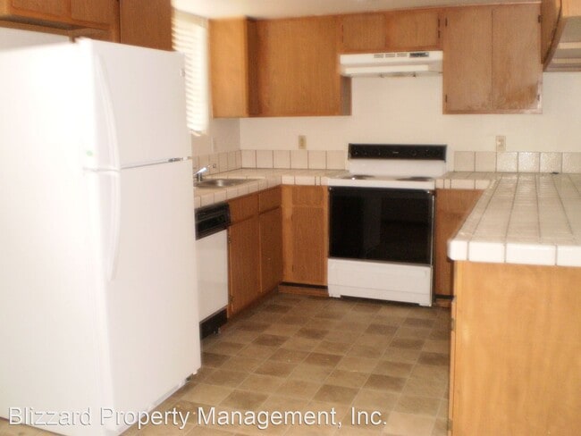 Building Photo - 169 Lupin St