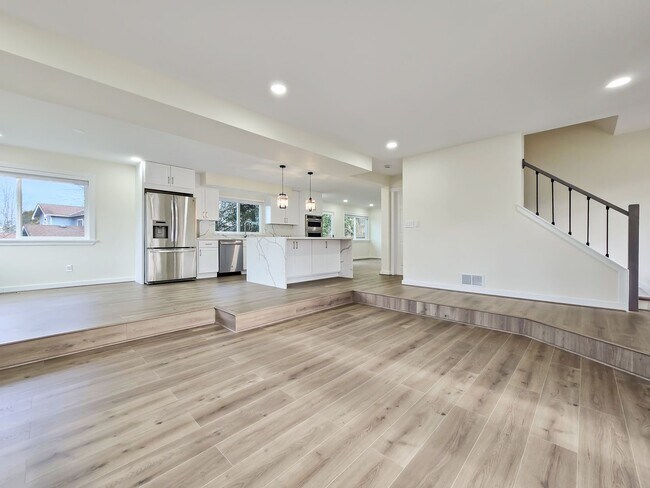 Foto del edificio - Modern Luxury: 4-Bed, 4.5-Bath Fully Remodeled Home