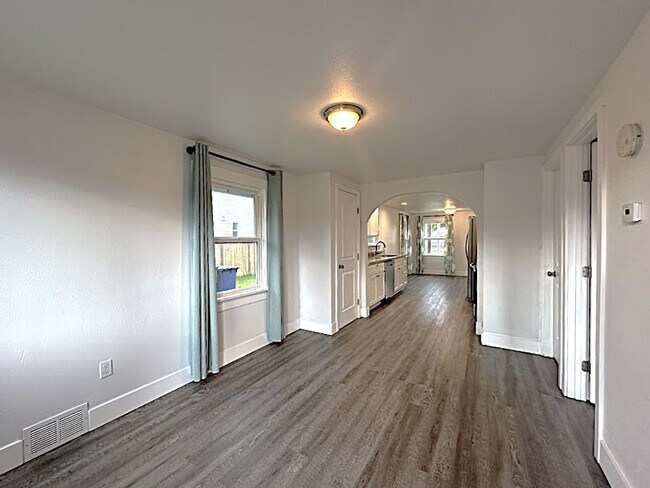 Building Photo - Stunning 2 bedroom 1 bathroom home with fu...