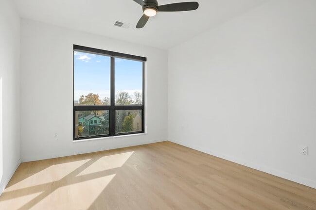 Building Photo - Irwin