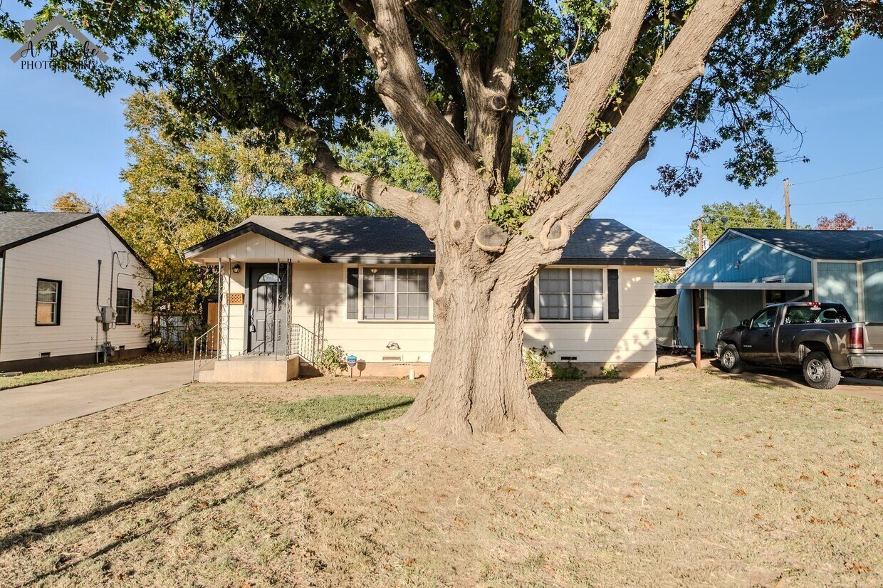 Primary Photo - 2920 Featherston Ave